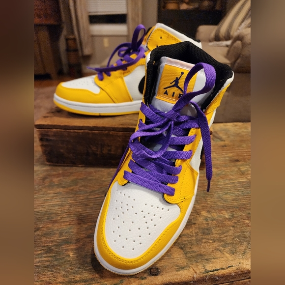 Air Jordan 1 Mid Lakers - Picture 2 of 6